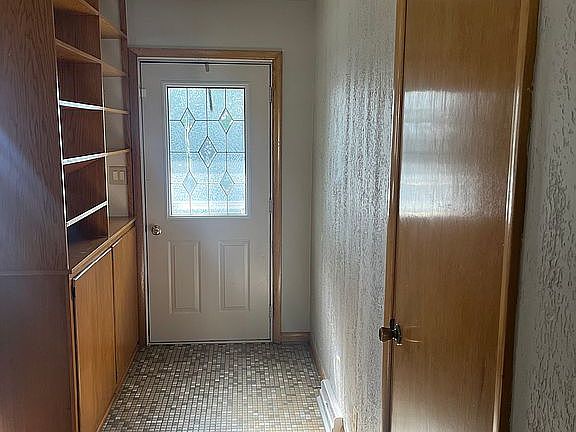 Entry way and coat closet 