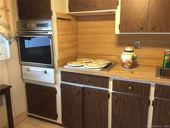 5th image of 71 Strawberry Hill Ave APT 409