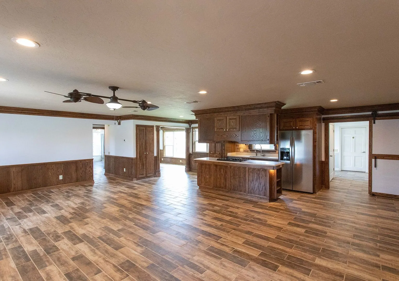 Updated 3BR/3BA, 2,300+ sq ft home !! — Photo 3