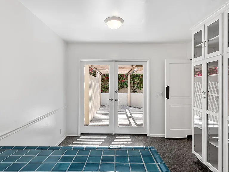 11053 Strathmore Dr — Photo 26