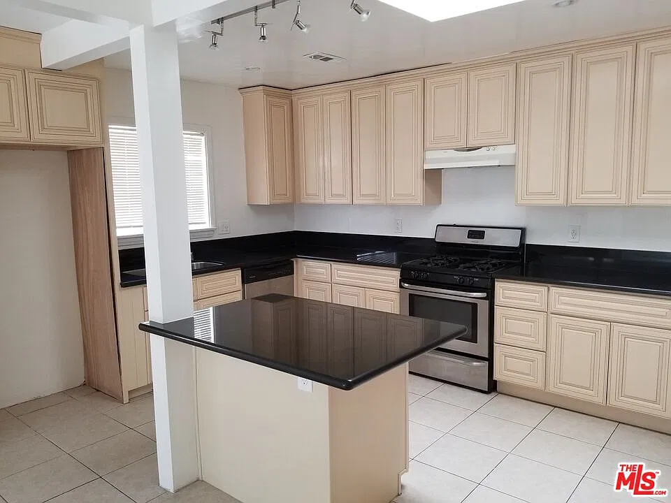 3 bed, 2.0 bath, 1310 sqft, $4,395 — Photo 2
