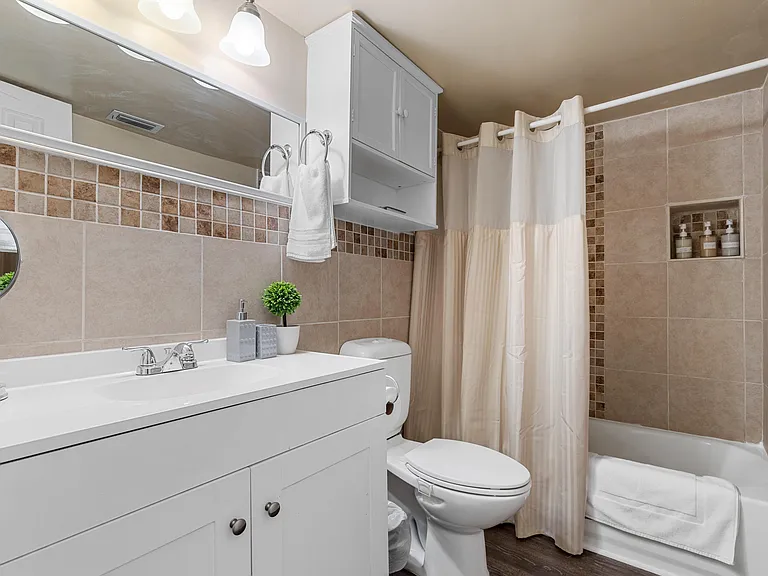 101 NE 4th St #3 — Photo 8