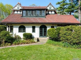 21 Circle Dr, Manhasset, NY 11030