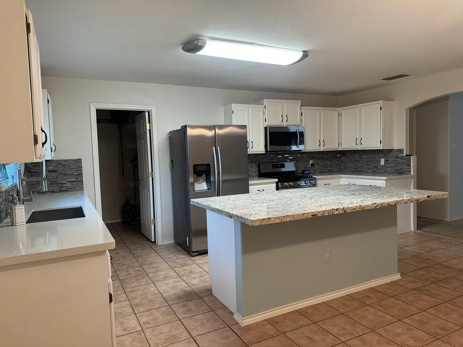 3 bed, 1965 sqft, $1,800 — Photo 3