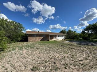 216 E Walters St, La Pryor, TX 78872