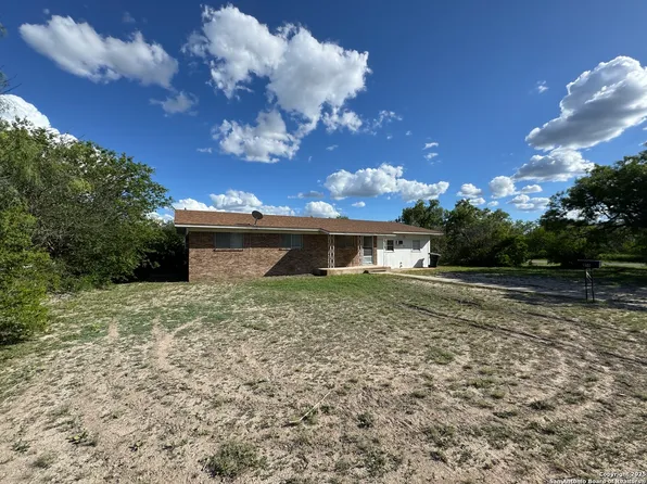 216 E Walters, La Pryor, TX 78872