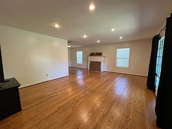 2nd image of 627 W Euclid Ave