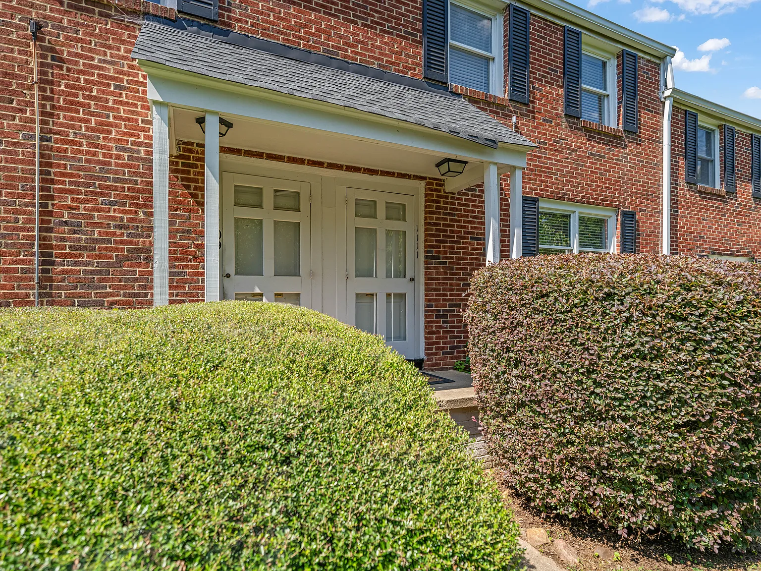 2 bed, 1.5 bath, 1000 sqft, $1,800 — Photo 2