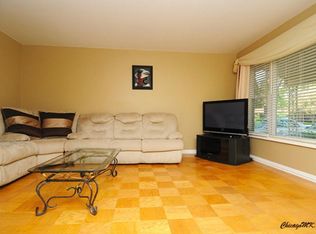 250 Fern Dr, Elk Grove Village, IL 60007