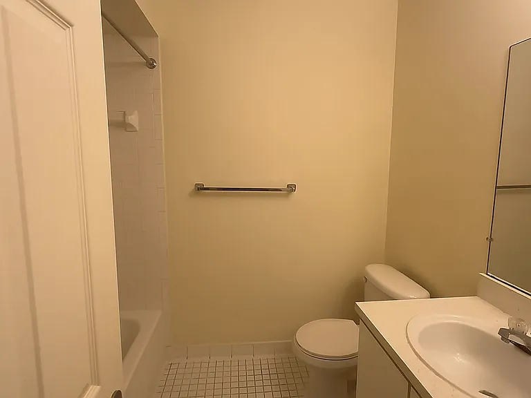 Lakeside Village Apartments — Photo 152