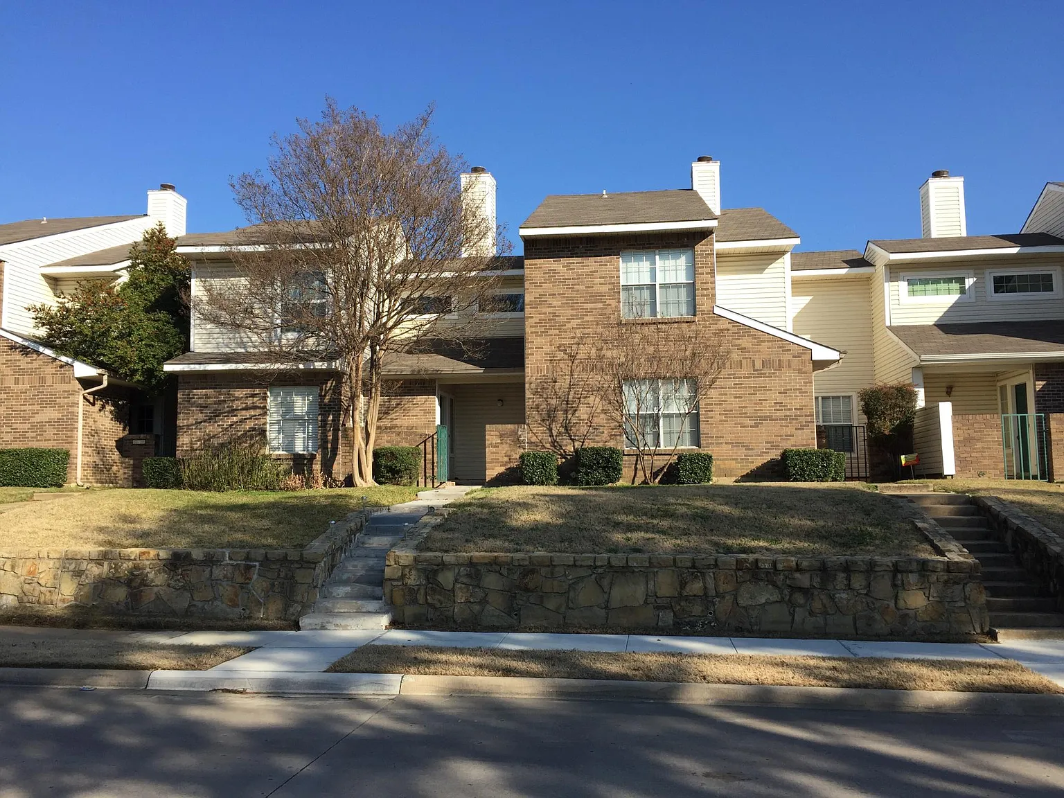 821 Creekside Dr — Photo 2