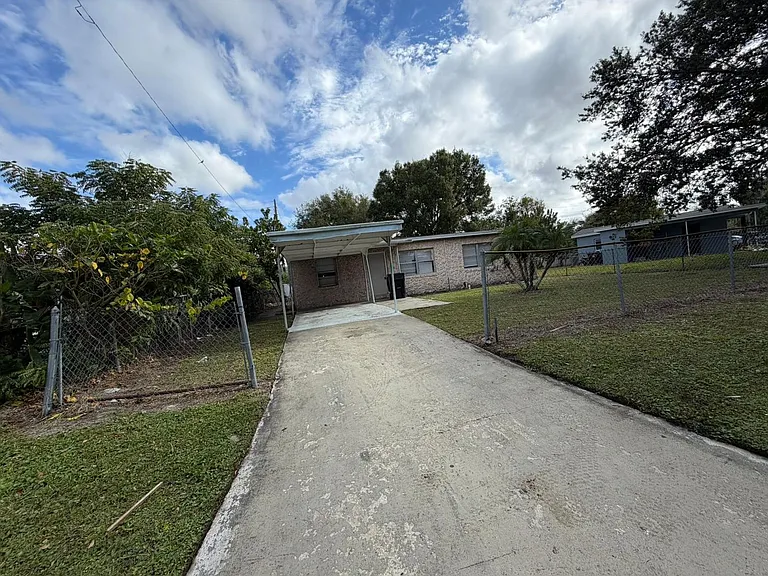 1209 Carlsbad Pl — Photo 3