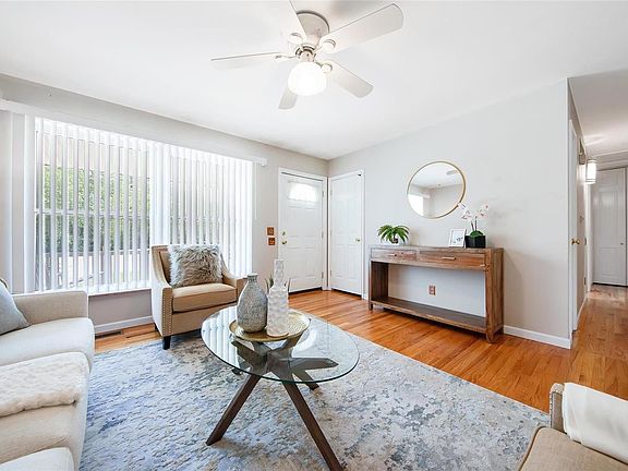 4th image of 8 Sharon Ct