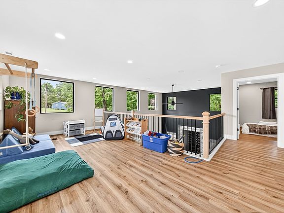 26th image of 831 I.b. Maynard St