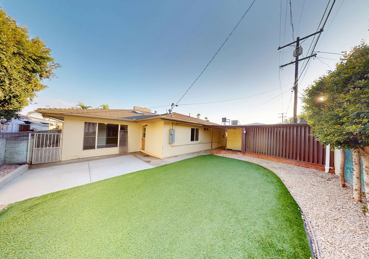 Large 7 Bedroom house on Dorothy - Steps off Campus!! — Photo 2