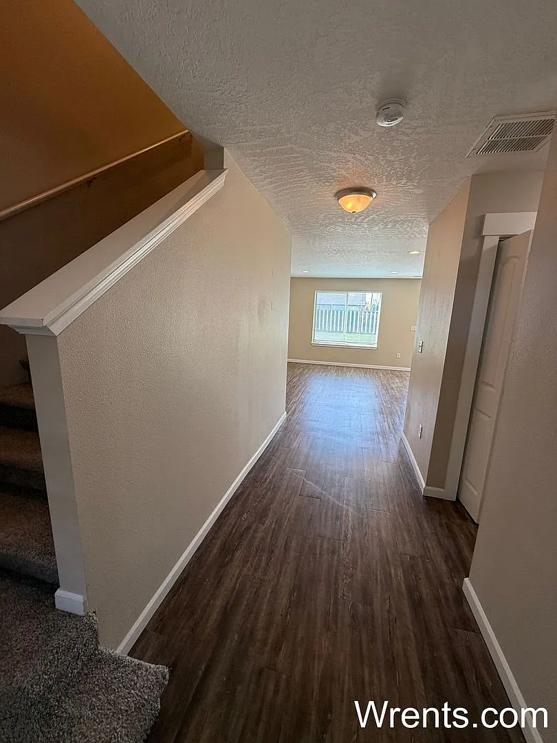Newly Updated 4 Bed / 2.5 Bath - Desirable Spokane Valley — Photo 3
