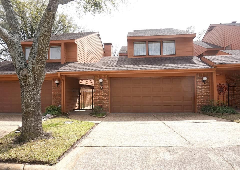 1st image of 8 Village Green Ct