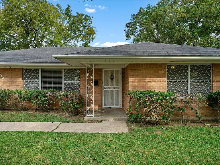 4310 Ebbtide Dr — Photo 2