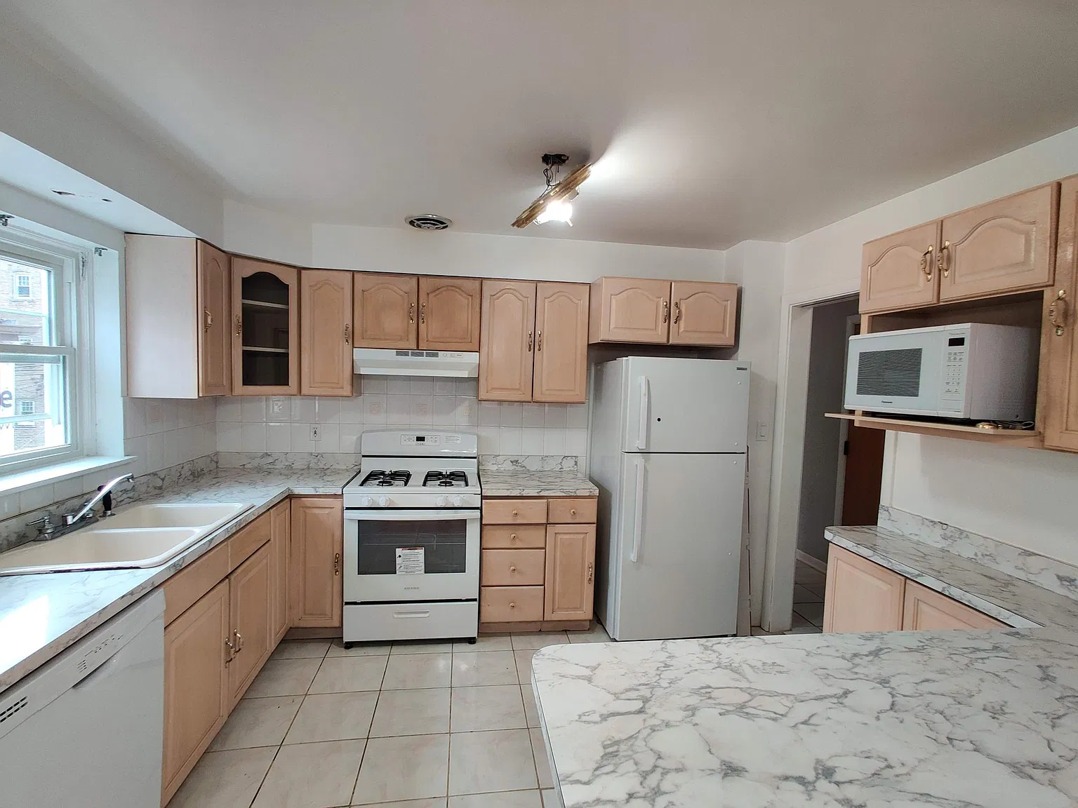 2 bed, 1200 sqft, $2,100 — Photo 4