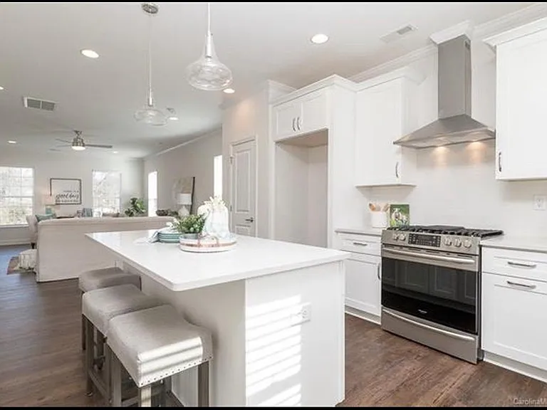 1430 Academy St — Photo 2