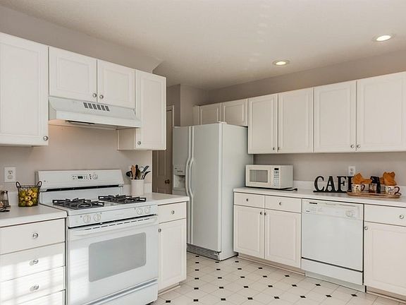 Large kitchen has great storage!