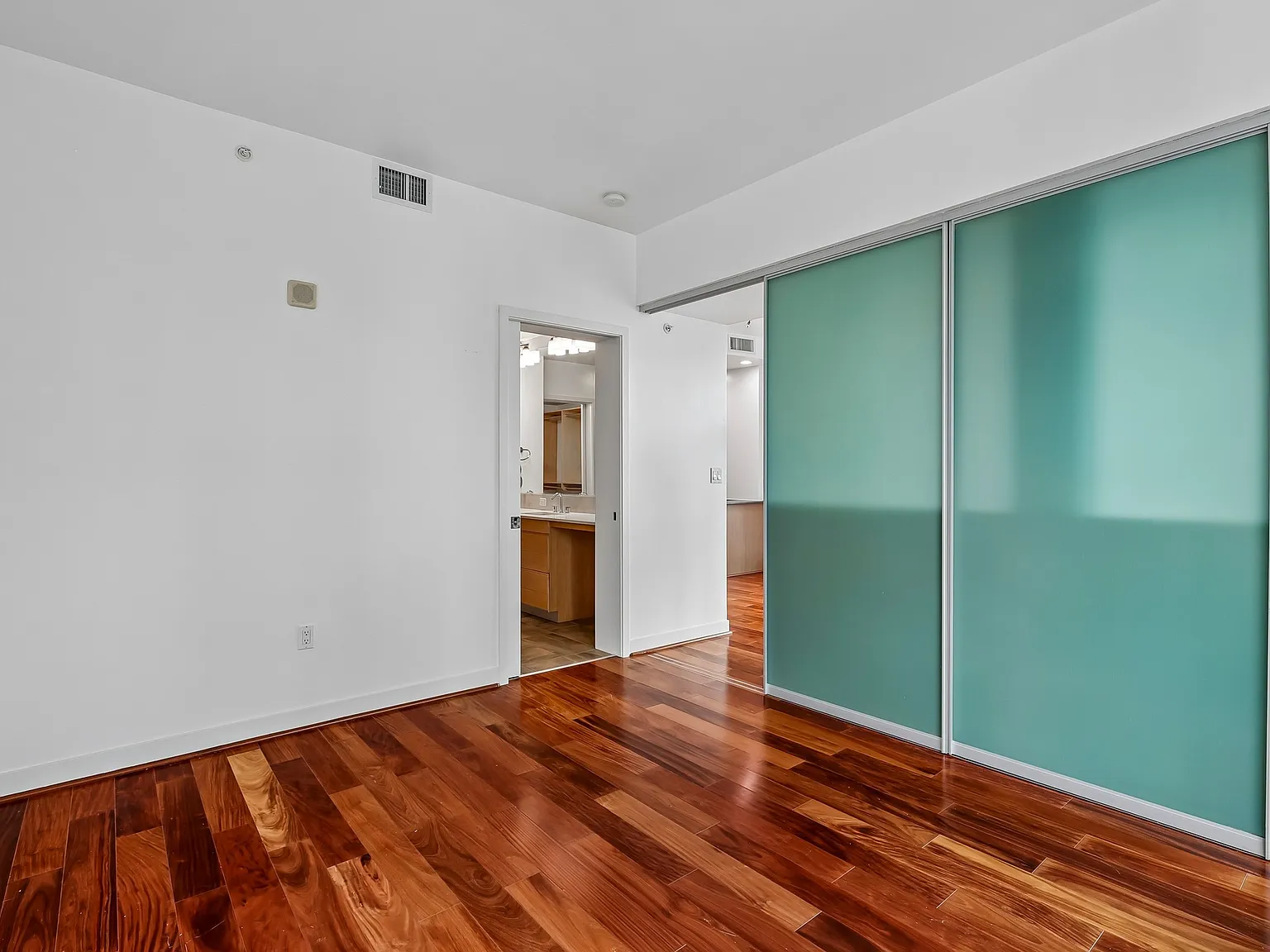 1 bed, 1.5 bath, 887 sqft, $2,995 — Photo 2