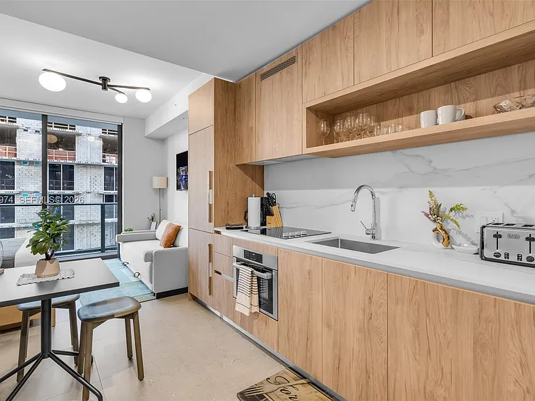 11 NE 6th St #Townhouse 2808 — Photo 2