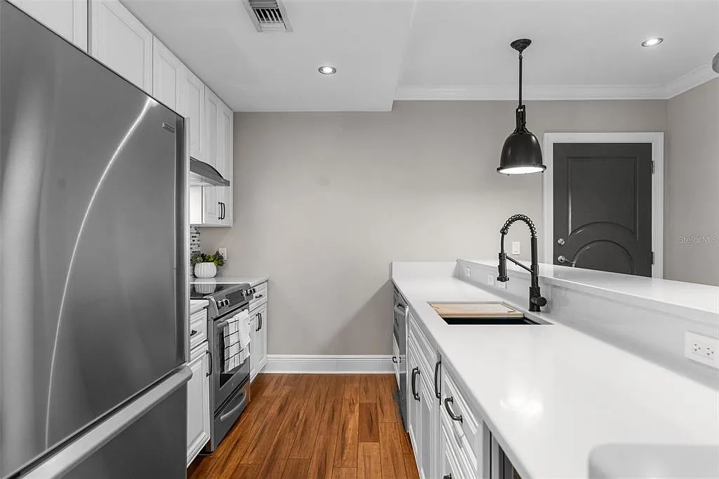 2 bed, 2.0 bath, 1218 sqft, $3,400 — Photo 2