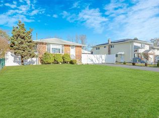15 Oak St, Deer Park, NY 11729