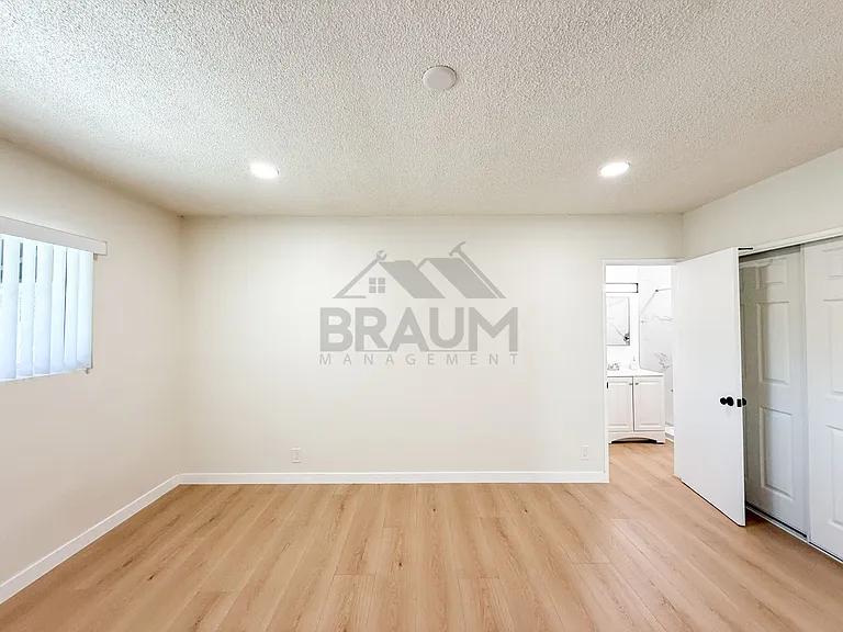13129 OXNARD ST. — Photo 24