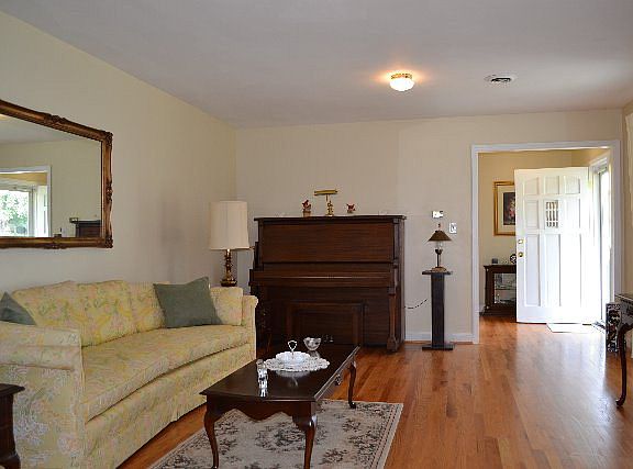 3rd image of 1308 Countryside Dr