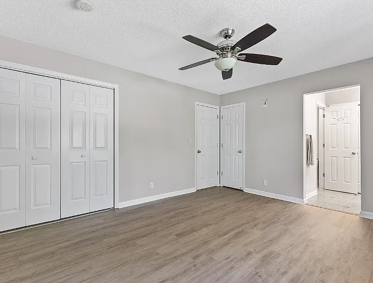 4350 Hunters Club Dr — Photo 2