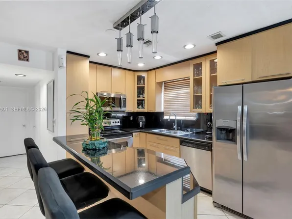 11685 Canal Dr, North Miami, FL