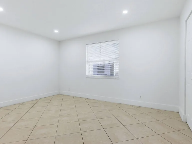 1015 NE 17th Ave #102 — Photo 9