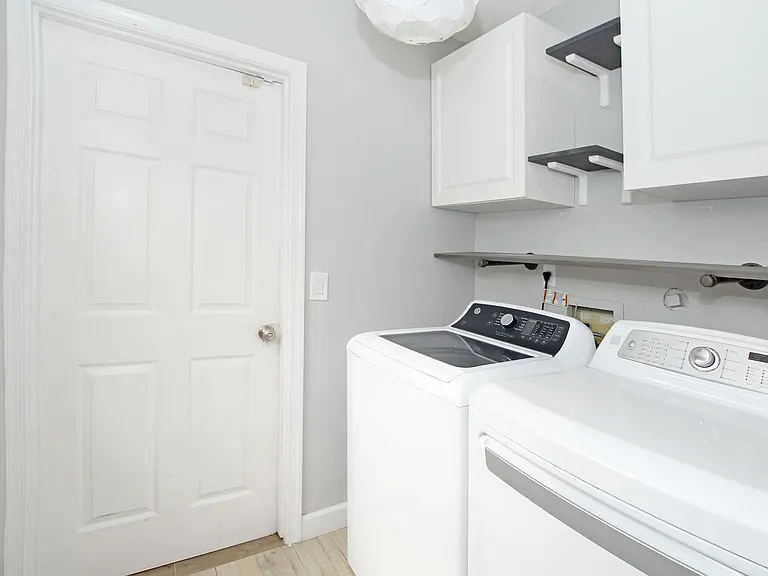 896 Rose Ct — Photo 32