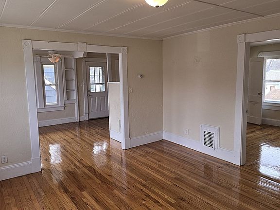 4th image of 456-458 Page Blvd