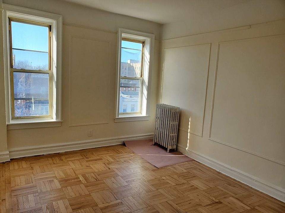 2nd image of 960 E 12th St APT 3A