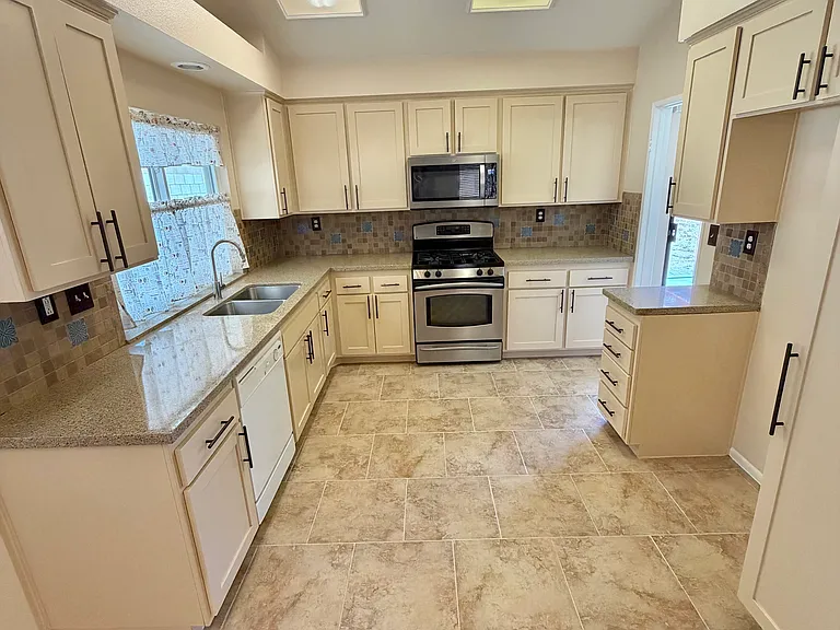 5556 Symphony Ct — Photo 3