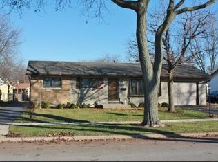 255 Redwood Ave, Elk Grove Village, IL 60007