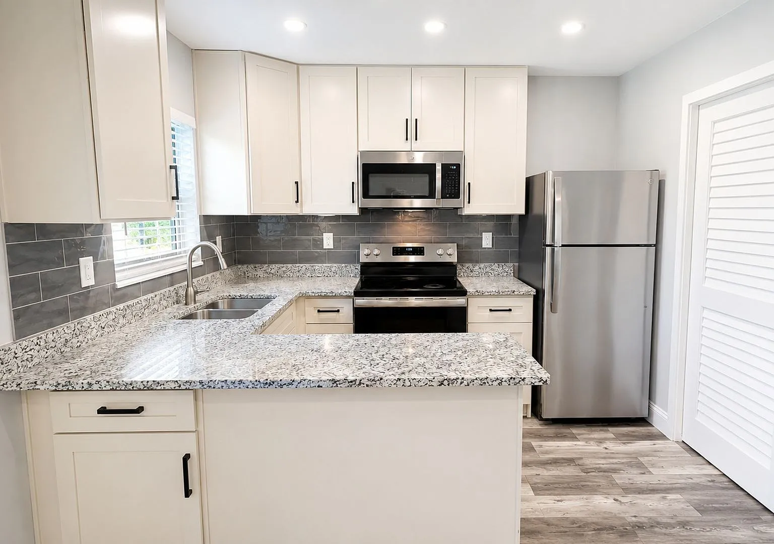 Annual UNfurnished Beautifully totally renovated duplex in Sarasota — Photo 4