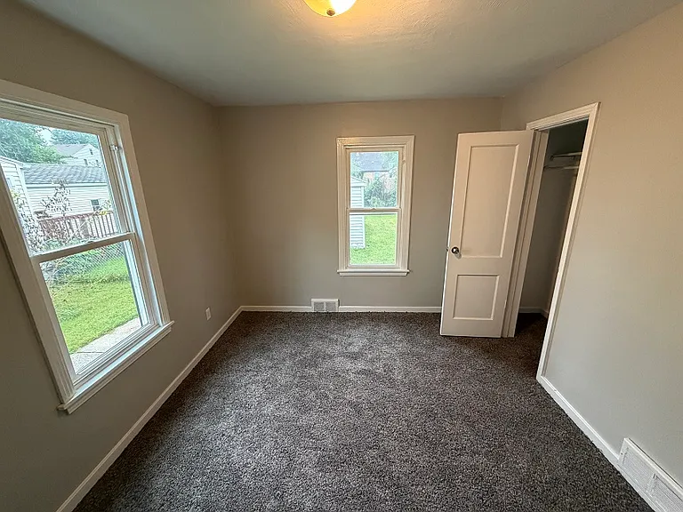 1160 Edna St SE — Photo 8