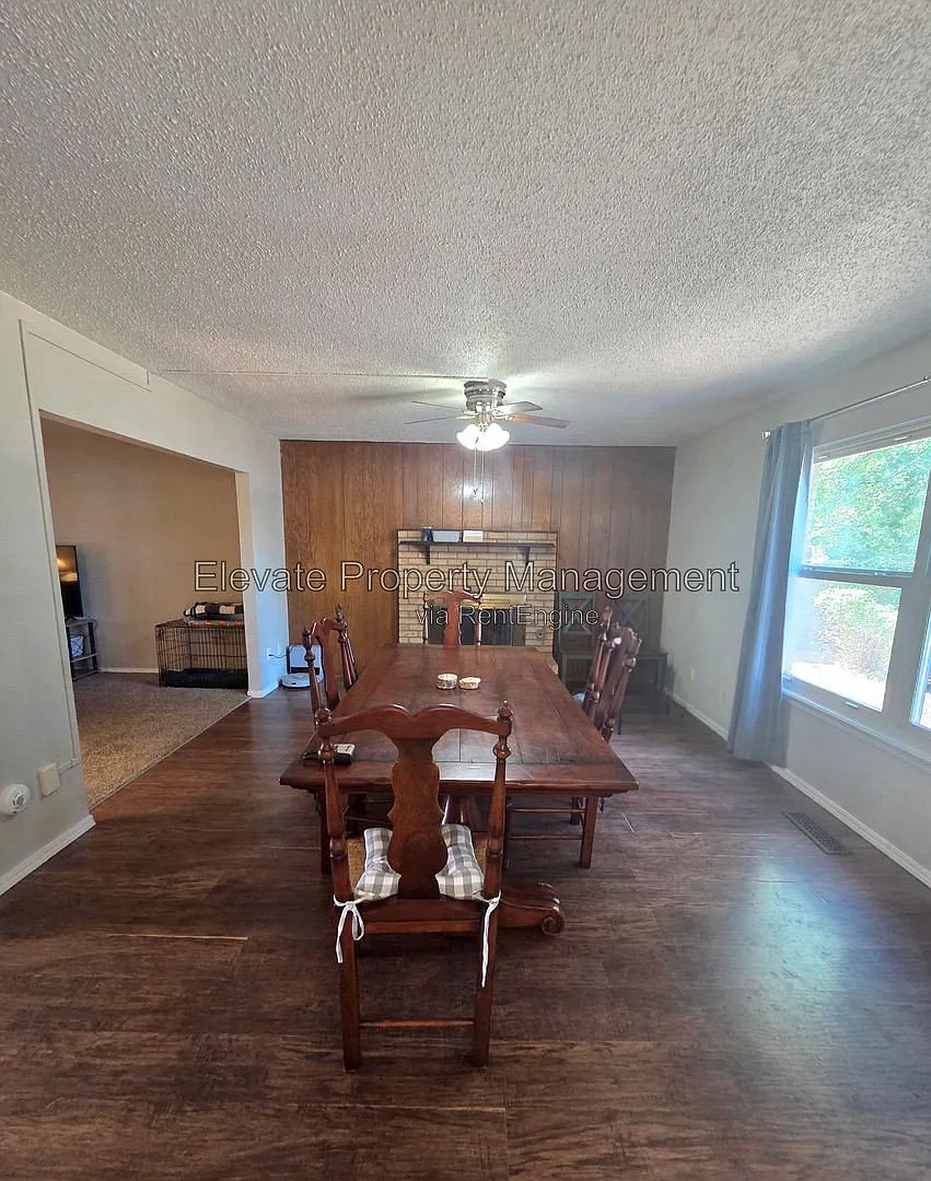 4 bed, 2.5 bath, 1995 sqft, $1,695 — Photo 2