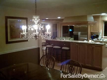 Dining Room : Open to kitchen. Great for entertaining!