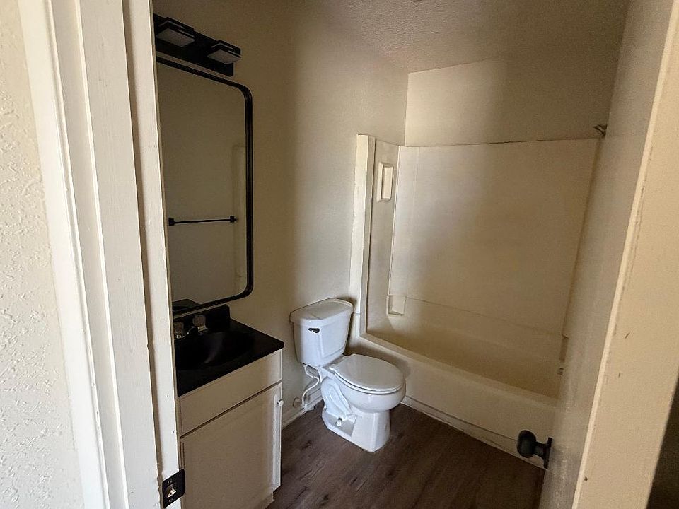 2nd image of 2106 W 9th St #4