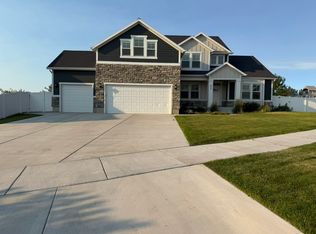 933 W Mountain Peak Dr, Saratoga Springs, UT 84045