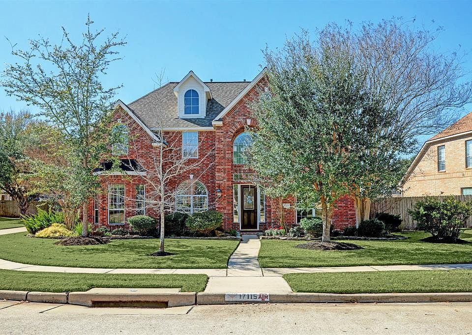 Beautiful brick home on a cul-de-sac in Copper Lakes.