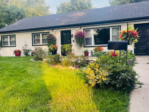 5 Woodridge Rd, Montgomery, IL 60538