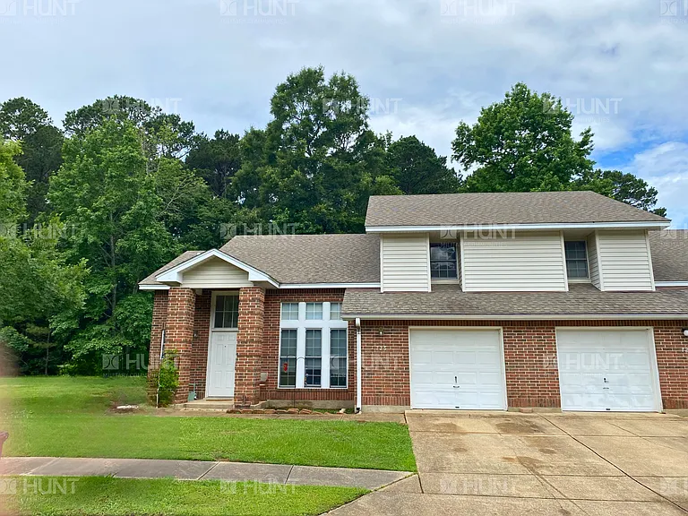 725 Levitow Cir — Photo 1
