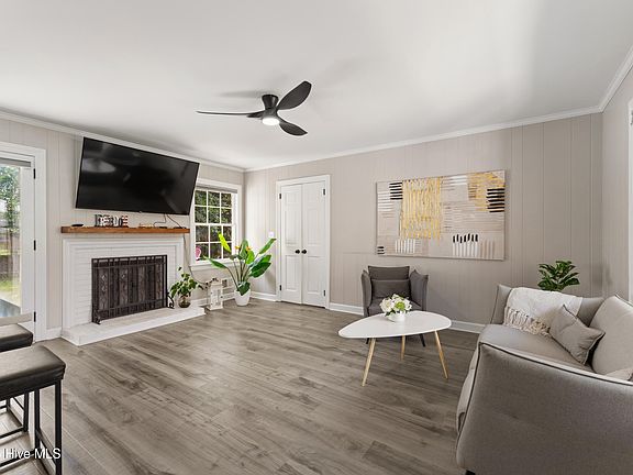 3rd image of 914 Greenhowe Drive