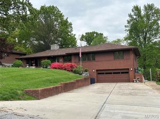 15 Lake Pembroke Dr, Saint Louis, MO 63135